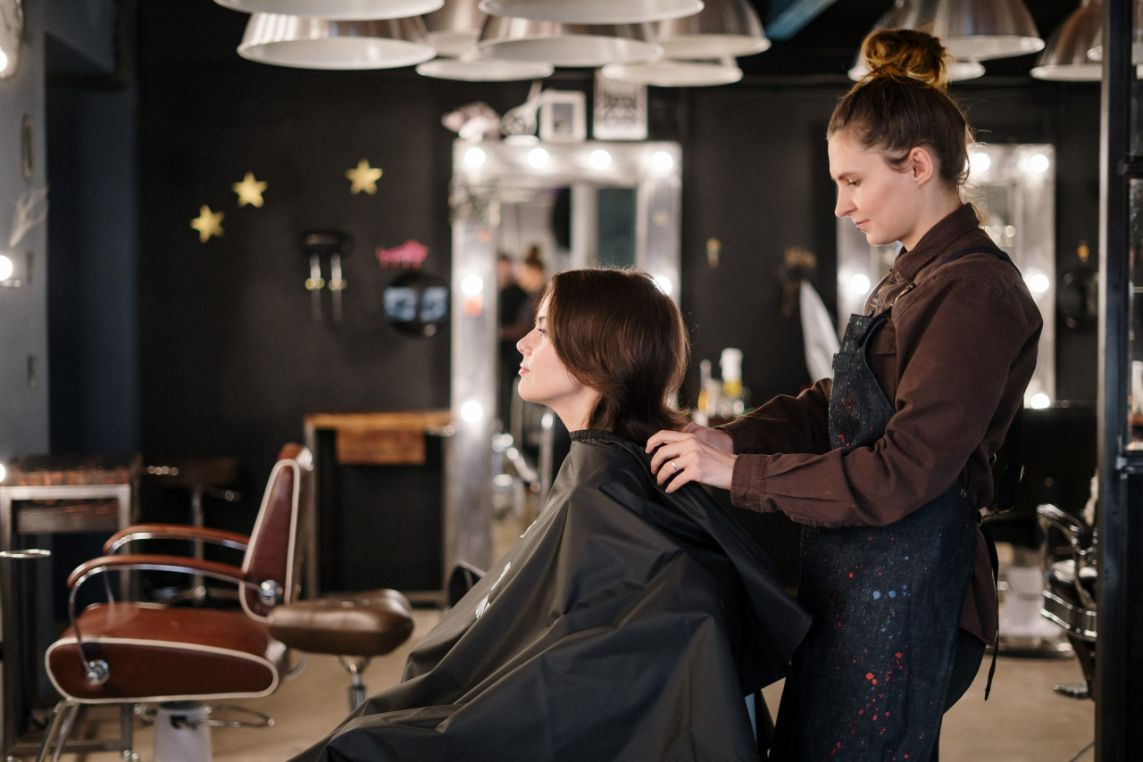Como elegir uniforme de peluquería y estética