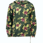 Cortavientos cerrado con capucha.