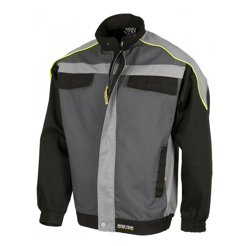 Cazadora con corchetes y cierre de cremallera de nylon oculta por solapa postiza.