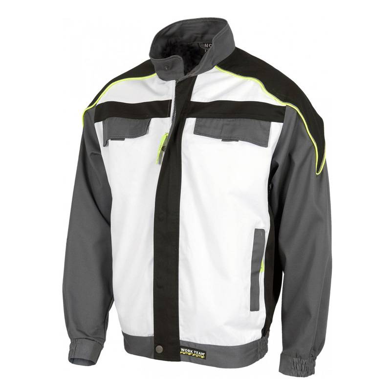 Cazadora con corchetes y cierre de cremallera de nylon oculta por solapa postiza.