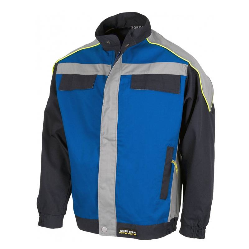 Cazadora con corchetes y cierre de cremallera de nylon oculta por solapa postiza.