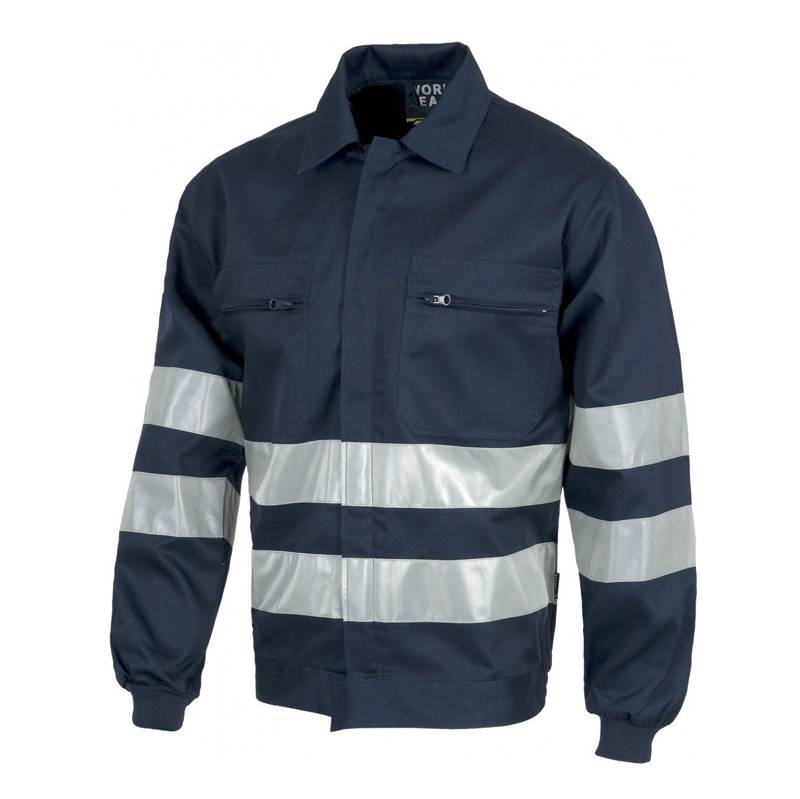 Cazadora con cierre de cremallera, 2 bolsos de pecho y cintas reflectantes.