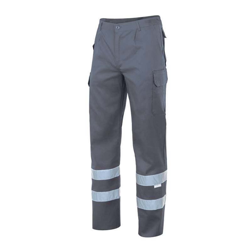 Pantalón multibolsillos con dos cintas de alta visibilidad en los bajos. Con pinzas y elástico en cintura