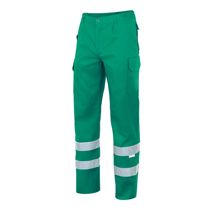 Pantalón multibolsillos con dos cintas de alta visibilidad en los bajos. Con pinzas y elástico en cintura