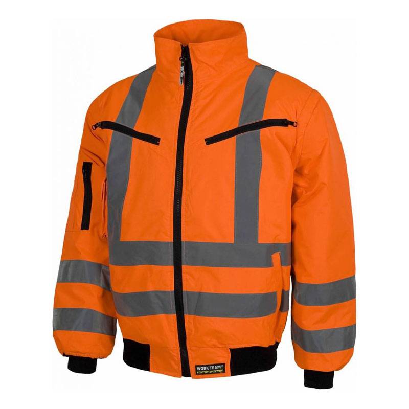 Cazadora Alta vicierre cremallera. Cuello alto. Puño elástico. Dos bolsos de pecho con cremalleras.