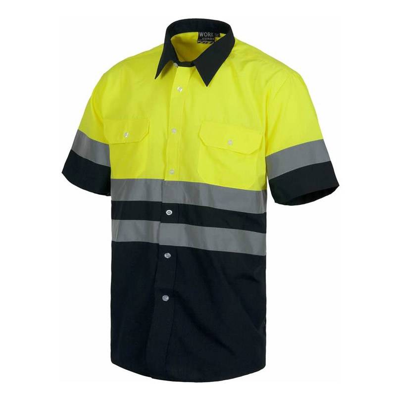 Camisa de manga corta con cierre de botones y dos bolsos de pecho con carteras