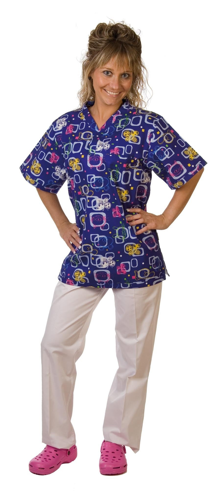 Casaca de manga corta y cuello de pico con un bolso de pecho