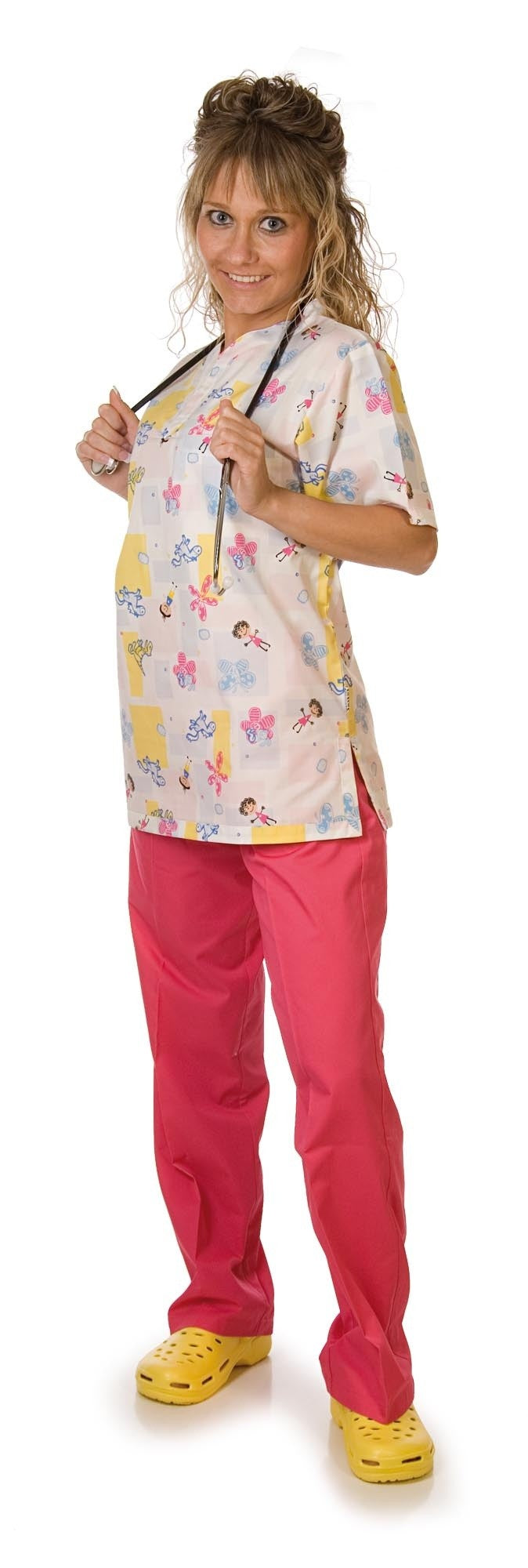 Casaca de manga corta y cuello de pico con un bolso de pecho