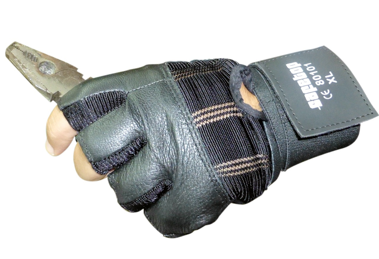 Guante de medios dedos con ajuste de velcro en la muñeca y acolchado en la palma.